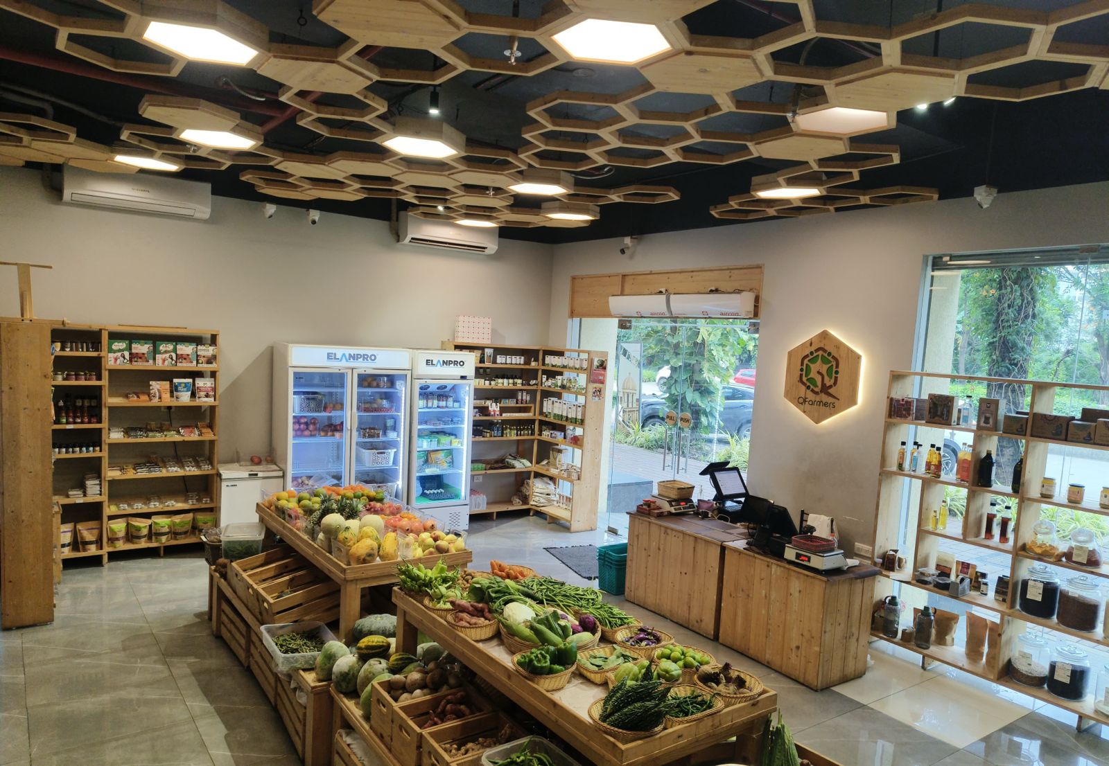 QFarmers organic grocery shelves